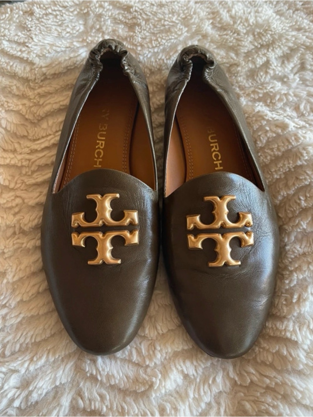 Tory Burch olive Leather Loafers with Gold Logo - Picture 10 of 10